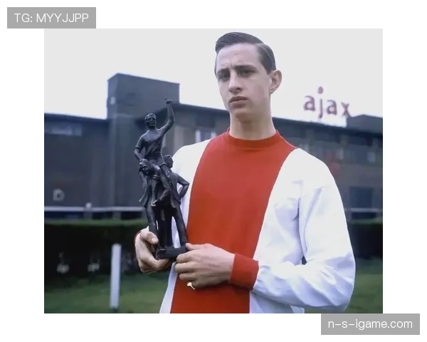 克鲁伊夫足球传奇：推动新时代战术革新的标志性影响