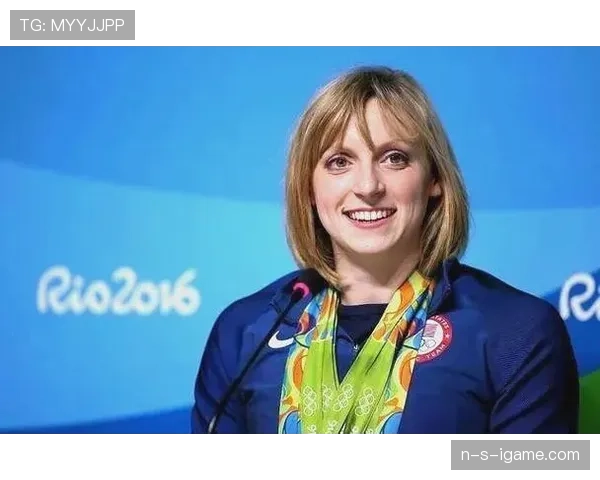 凯蒂·莱德基下飞机那套私服，连金牌都显得低调了